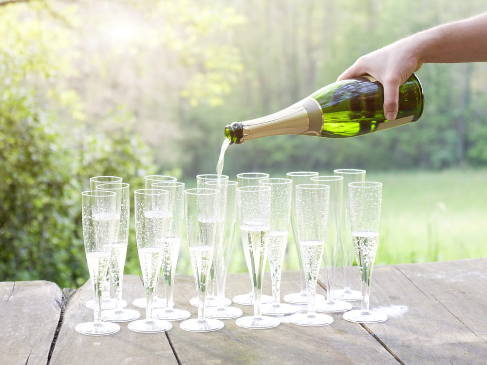 https://www.thewinecellargroup.com/wp-content/uploads/2023/05/sparkling-wine-pour.jpg